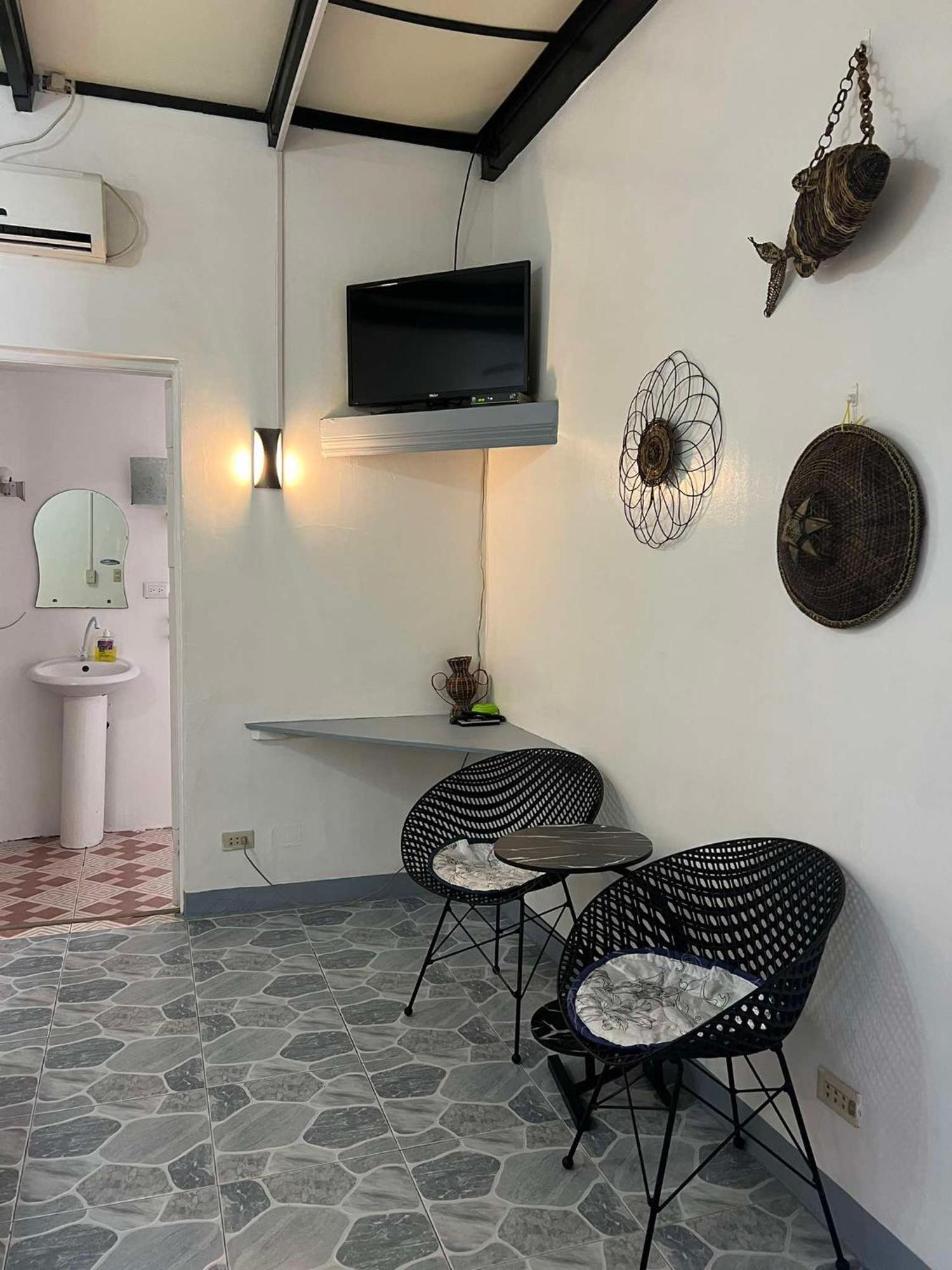 Ice Bear Bar & Tourist Inn Dauis Room photo