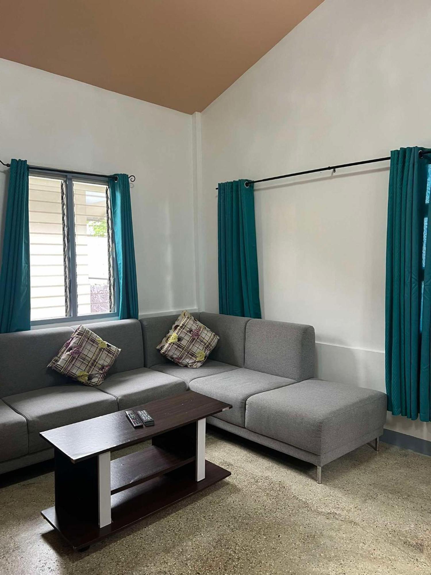 Ice Bear Bar & Tourist Inn Dauis Room photo