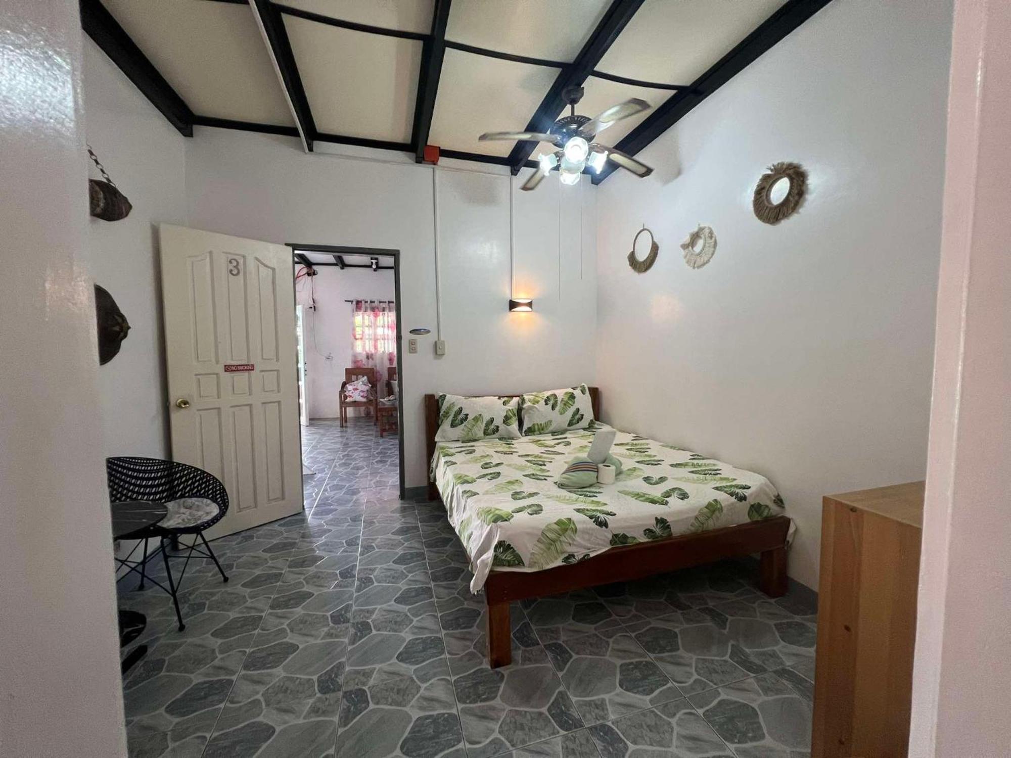 Ice Bear Bar & Tourist Inn Dauis Room photo