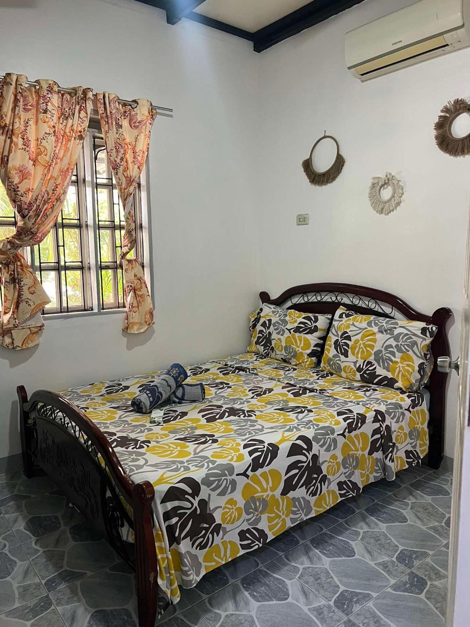 Ice Bear Bar & Tourist Inn Dauis Room photo