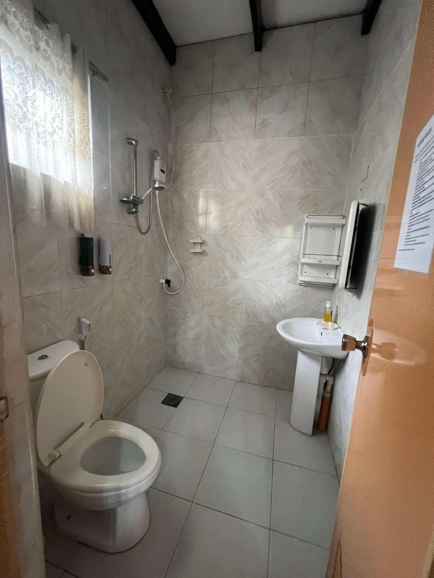 Ice Bear Bar & Tourist Inn Dauis Room photo